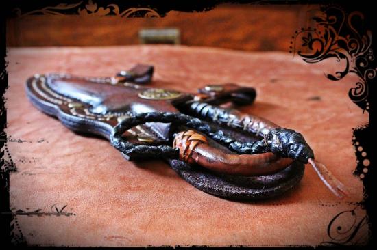 couteau étui et serpent